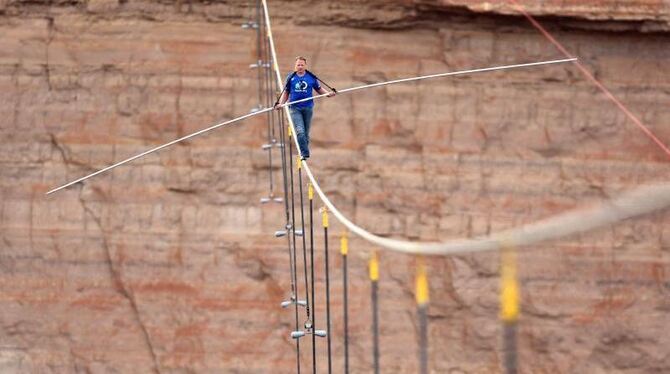 Nik Wallenda überquert auf einem dünnen Drahtseil und ohne Sicherung eine Seitenschlucht auf dem Gelände eines Navajo-Indiane