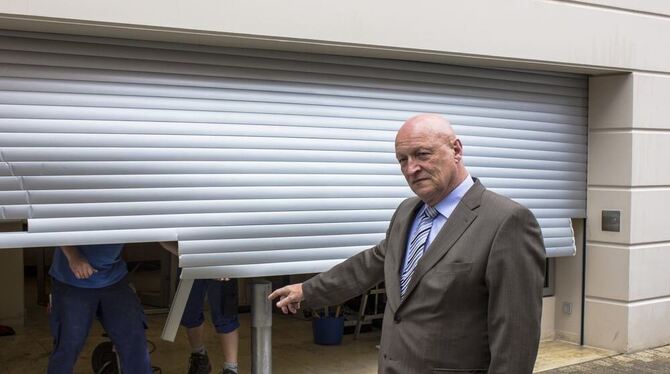 Geschäftsinhaber Peter Voss vor dem demolierten Rolltor, das von Handwerkern gestern Stück für Stück demontiert wurde. Geschäftsinhaber Peter Voss vor dem demolierten Rolltor, das von Handwerkern gestern Stück für Stück demontiert wurde.