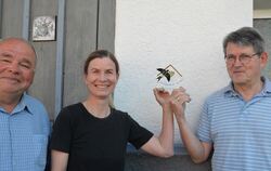 Werner Lego vom Nabu (links) brachte Urte Biallas und Peter Buchwald die Plakette »Schwalbenfreundliches Haus« mit. GEA-FOTO: SA