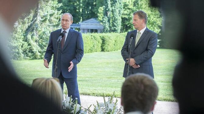 Bei einem Besuch in Finnland hat Putin (l) das Rätselraten um den Verbleib des Ex-Geheimdienstlers beendet. Foto: Mauri Ratil