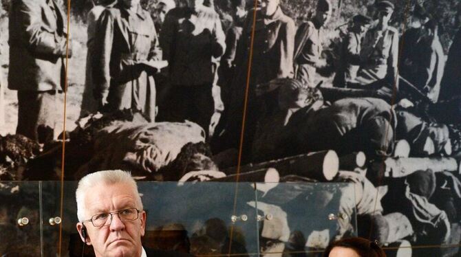 Bundesratspräsident Winfried Kretschmann und seine Frau in der Holocaust-Gedenkstätte Yad Vashem.