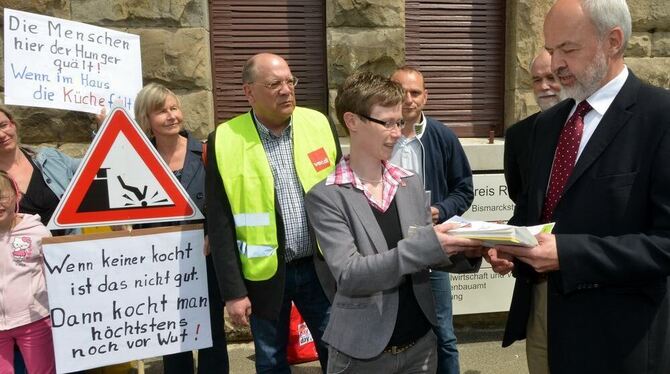 Protestaktion vor dem Landratsamt: Verdi-Fachbereichsleiterin Yvonne Baumann übergibt Thomas Reumann (rechts) eine lange Untersc