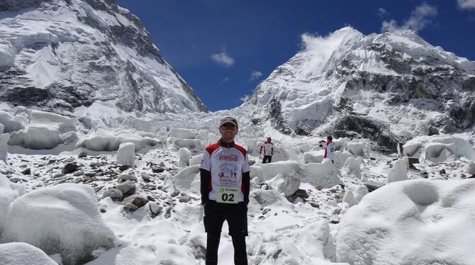 Eisiger Morgen am Mount Everest: Michael Weigt freut sich bei minus fünf Grad Celsius auf den Marathon. FOTO: PR