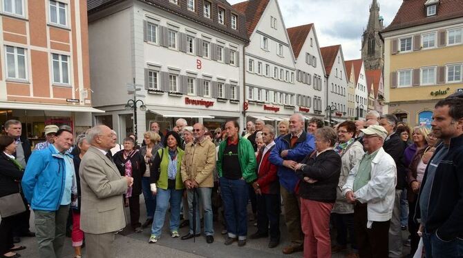 Professor Dr. Eugen Wendler (grauer Anzug) begrüßt die 125 Teilnehmer der GEA-Leser-Aktion auf dem Reutlinger Marktplatz. Anschl