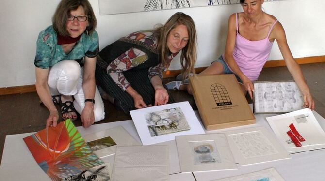 Drei beteiligte Künstlerinnen (von links: Doris-Lidwina Stauss, Dietmute Zlomke und Susanne Immer) haben in der Alten Spinnerei Drei beteiligte Künstlerinnen (von links: Doris-Lidwina Stauss, Dietmute Zlomke und Susanne Immer) haben in der Alten Spinnerei