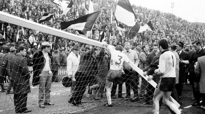 Nur die Bremer wollten das Tor wieder aufbauen. Die Gladbacher hofften auf ein Wiederholungsspiel. Doch es kam anders. FOTO: IMAGO Nur die Bremer wollten das Tor wieder aufbauen. Die Gladbacher hofften auf ein Wiederholungsspiel. Doch es kam anders. FOTO: IMAGO