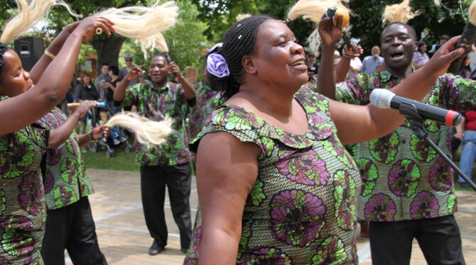 Musik aus Afrika: ein tansanischer Kirchenchor dreht mächtig auf.
