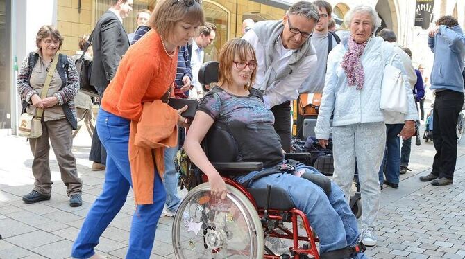 Hindernisse in der Reutlinger Innenstadt: Gabriele Gaiser und Rainer Löffler schieben eine Rollstuhlfahrerin über die Wasserrinn