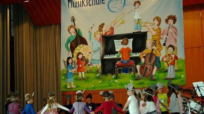 Tanzende und trommelnde Hasen eröffneten das Konzert der Musikschule in der HAP-Grieshaber-Halle.  FOTO: SPIESS