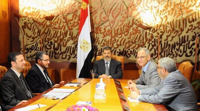 Ägyptens Präsident Mohammed Mursi (hinten) gerät unter Druck: Nun hat auch die Armee ein Ultimatum gestellt. Foto: Handout de