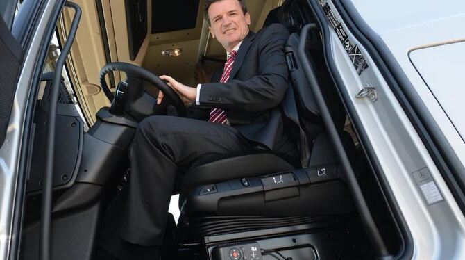 Der Chef der LKW-Sparte von Daimler Wolfgang Bernhard sitzt in einem Actros.