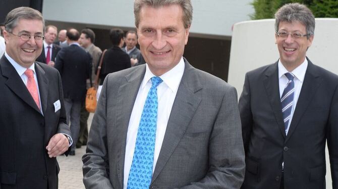 EU-Kommissar Günther Oettinger (Mitte) und die Vizepräsidenten der IHK Reutlingen Johannes Schwörer (rechts) und Hans-Ernst Maut EU-Kommissar Günther Oettinger (Mitte) und die Vizepräsidenten der IHK Reutlingen Johannes Schwörer (rechts) und Hans-Ernst Maut