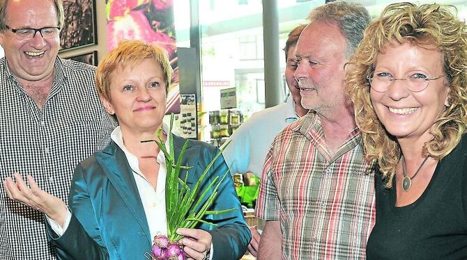 Renate Künast, die Fraktionsvorsitzende von Bündnis 90/Die Grünen im Bundestag (mit Zwiebeln), traf zum Wahlkampfauftakt von Bea