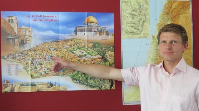 Waldemar Schultz zeigt auf der Karte der Jerusalemer Altstadt seinen künftigen Dienstsitz bei der Erlöserkirche. FOTO: SIMON