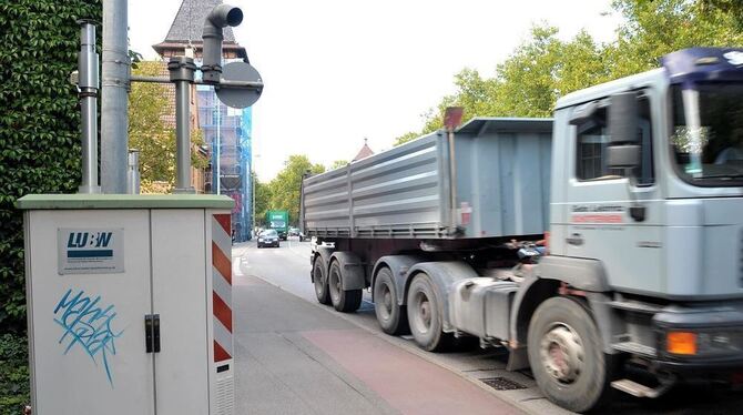 Problemzone: An der Lederstraße blasen Lastwagen die Abgase direkt in die Messstelle.  ARCHIVFOTO: NIETHAMMER