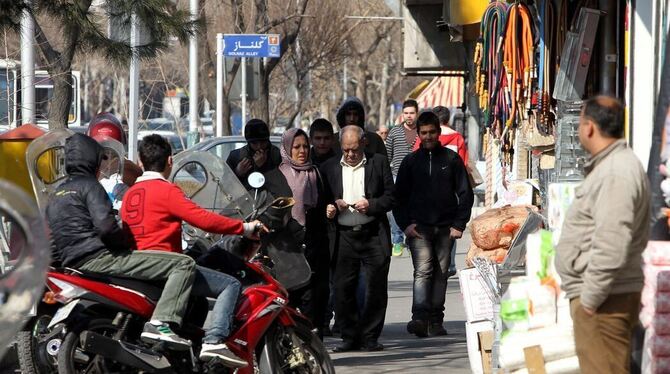 STraßenszene aus Teheran: Die Menschen hoffen auf neuen wirtschaftlichen Schwung und mehr Freiheiten. FOTO: DPA