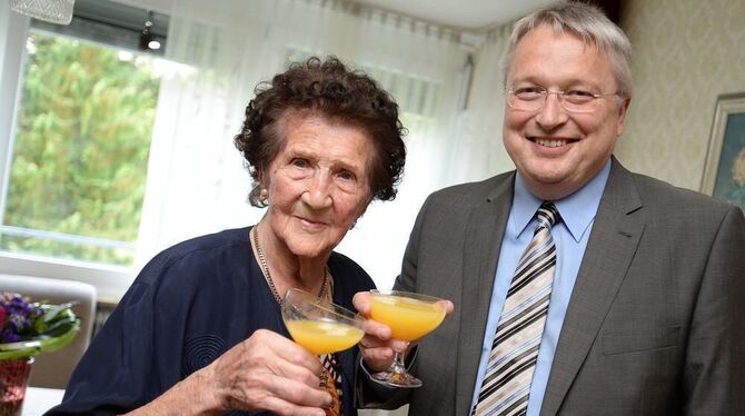 Prost: Robert Hahn gratuliert Marie Nübling zu ihrem 100. Geburtstag. FOTO: TRINKHAUS