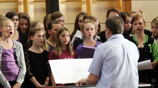 Der »Riesen-Chor« mit Schülern der Gustav-Mesmer-Realschule und der Schillerschule unter der Leitung von Friedemann Lutz. FOTO: KOZJEK