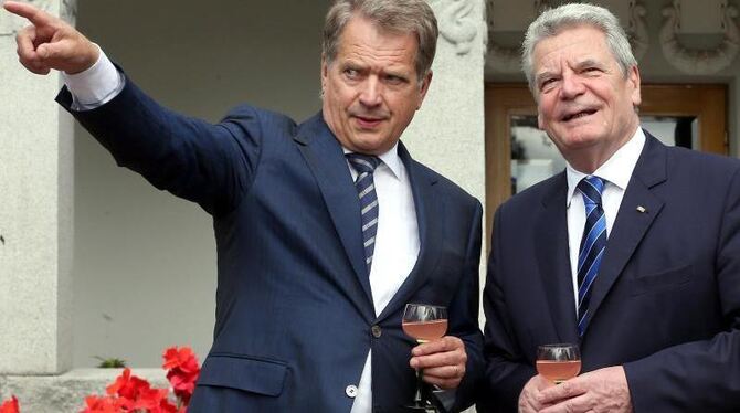 Bundespräsident Joachim Gauck wird in Naantali in der Sommerresidenz der finnischen Regierung von Staatspräsident Sauli Niini