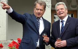 Bundespräsident Joachim Gauck wird in Naantali in der Sommerresidenz der finnischen Regierung von Staatspräsident Sauli Niini