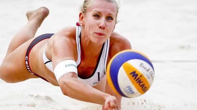 Karla Borger rettet einen Ball. Foto: Diego Azubel Karla Borger rettet einen Ball. Foto: Diego Azubel