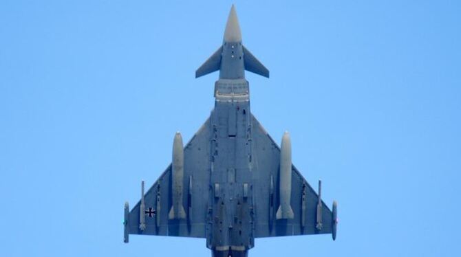 Neue Probleme für den Verteidigungsminister: Nach dem »Euro Hawk«-Debakel gibt es wieder einmal Ärger um den »Eurofighter«. D