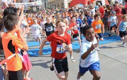 Der Countdown läuft, alle schauen auf die Uhr: 30 Sekunden, 20 Sekunden, 10 Sekunden bis zum Start. Dann fällt der Schuss und di