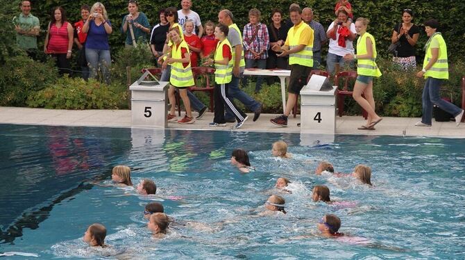 Turbulentes Treiben im Wasser: Die jüngsten Wettbewerbs-Teilnehmer bei »Swim & Run« im Dettinger Freibad-Becken. FOTO: KOZJEK