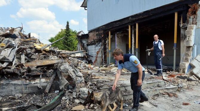 Die für die Aufklärung des Feuers eingerichtete Ermittlungsgruppe sucht in den Trümmern nach Hinweisen zur Brandursache. FOTO: N