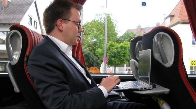 Immer unter Strom: Unternehmensberater Jonathan Martin nutzt die Fahrt im Fernbus, um zu arbeiten.  GEA-FOTO: EGENBERGER