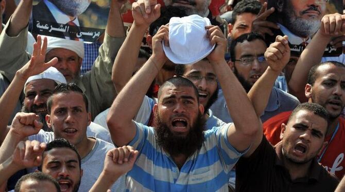 Anhänger des gestützten ägyptischen Präsidenten Mursi demonstrieren in Kairo. Foto: Yahya Arhab