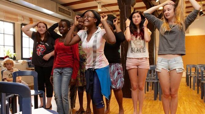 Jugendliche aus Bouaké und aus Reutlingen proben mit Nachdruck und Ausdruck fürs gemeinsame Stück "Erzähl mir von Dir – Afrika t