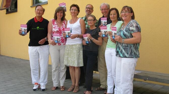 Job- und Sozial- Paten, Lern- und Schulbegleiter sowie Lehrerinnen und andere Mitarbeiter präsentieren ihr neues Buch "Patengesc