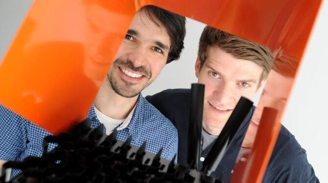 Die beiden Protonet-Gründer Ali Jelveh (l) und Christopher Blum stehen in Hamburg neben einer Protonet-Box - ein privater Min