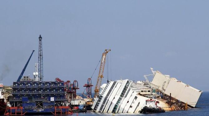 Die Bergung des Wracks der havarierten »Costa Concordia« soll doppelt so teuer wie zu Beginn veranschlagt wurde. Foto: Enzo R