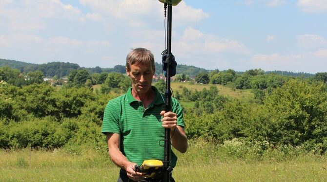 Stichpunktsuche: Thomas Steinheber mit GPS-Gerät. GEA-FOTO: GEIGER