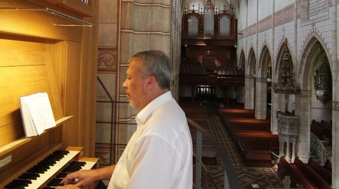 Der Uracher Kantor Armin Schidel spielt an der Chororgel der Amanduskirche. Im Hintergrund ist die hundert Jahre ältere Weigle-O