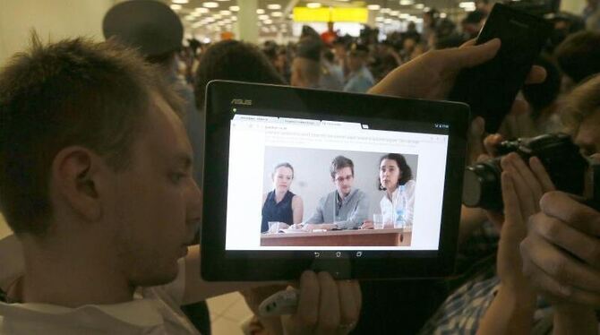 Journalisten auf dem Moskauer Flughafen, wo sich Snowden mit Menschenrechtlern getroffen hat. Foto: Sergei Ilnitsky