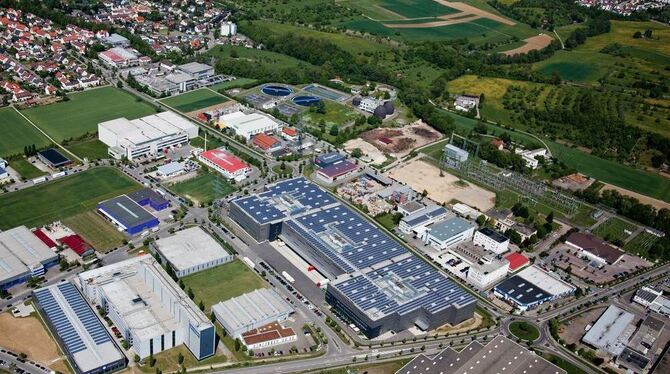 Teile des Gewerbegebiets Längenfeld, links hinten schließt sich fast nahtlos Riederich an. LUFTBILD: PR