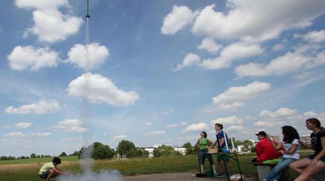 Beim Testflugtag der Schüler-Ingenieur-Akademie verfolgten die Schüler begeistert die Starts ihrer Raketen. FOTO: PR