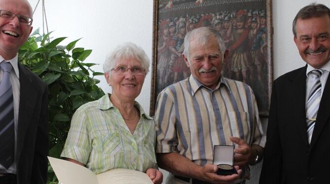 Haupt- und ehrenamtliche Wetterexperten: Erna und Amandus Aigner (Mitte) mit Edwin Michl (links) und Michael Gutwein vom Deutsch Haupt- und ehrenamtliche Wetterexperten: Erna und Amandus Aigner (Mitte) mit Edwin Michl (links) und Michael Gutwein vom Deutsch