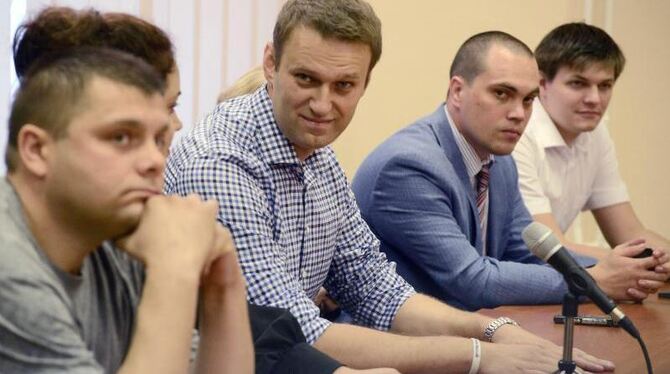 Der Kreml-Gegner Nawalny (M) ist zu fünf Jahren Haft verurteilt worden. Foto: Valentina Svistunova