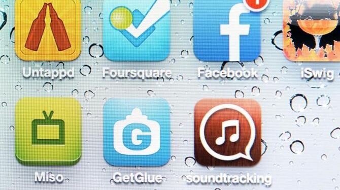 Die Logos der Apps Untappd, Foursquare, Facebook, iSwig, Miso, GetGlue und soundtracking auf dem Display eines iPhones angeor