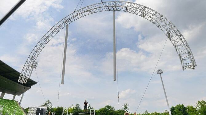 Der Aufbau für die Classic Night läuft. Gestern wurde im Kreuzeichestadion die große Rundbogenbühne montiert. GEA-FOTO: PACHER