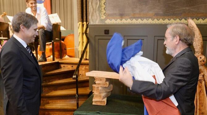 Heß übergibt ein Geschenk für die Schule, die Schulsprecher bringen gemeinsam mit dem Personalratsvorsitzenden Gerhard Gauger Po Heß übergibt ein Geschenk für die Schule, die Schulsprecher bringen gemeinsam mit dem Personalratsvorsitzenden Gerhard Gauger Po