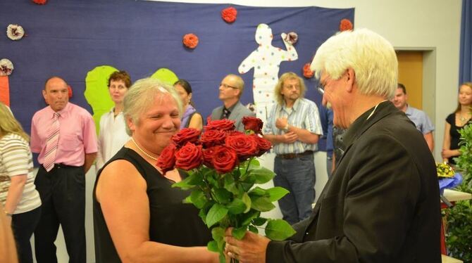 Brigitte Schwarz dankt, wie das gesamte Lehrerkollegium, Rektor Klaus-Dieter Fink mit einer Rose für sein Engagement.