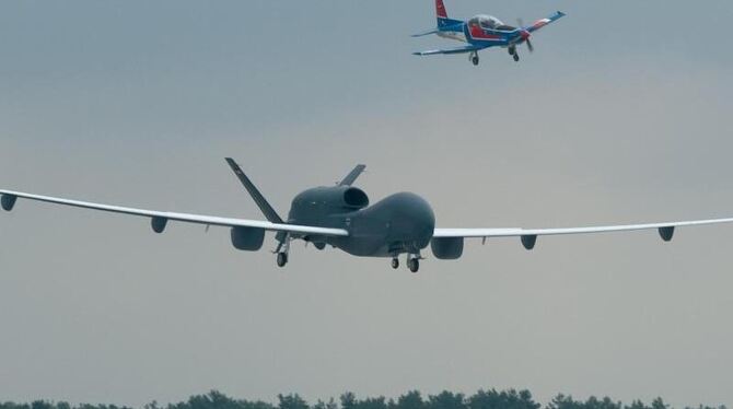 Verteidigungsministerde Maizière hat das Drohnen-Projekt wegen massiver Probleme bei der Zulassung für den europäischen Luftr