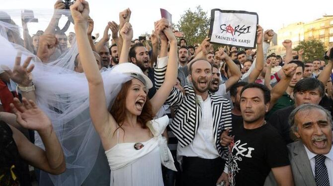 Ein Demonstranten-Pärchen lädt öffentlich zur Hochzeitsfeier in den Gezi-Park. Die Polizei sperrt den Park und setzt wieder W