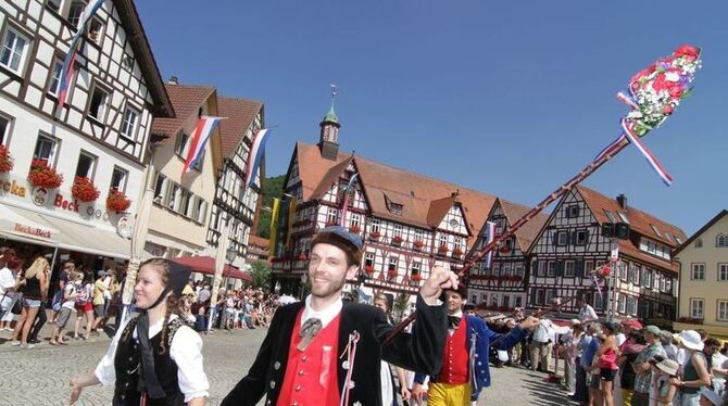 Schäfer arbeiten heute nach wie vor mit der Schäferschippe. Die Männer des Schäferreigens brauchen sie nur noch beim Tanz. Schäfer arbeiten heute nach wie vor mit der Schäferschippe. Die Männer des Schäferreigens brauchen sie nur noch beim Tanz.
