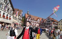 Schäfer arbeiten heute nach wie vor mit der Schäferschippe. Die Männer des Schäferreigens brauchen sie nur noch beim Tanz.